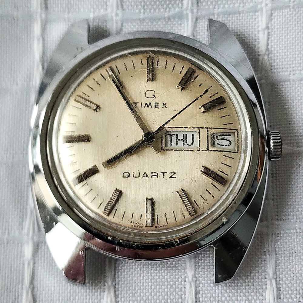 Vintage 1977 Timex Q Quartz Men's Watch 96952 06477 linen Dial Day Date AS IS